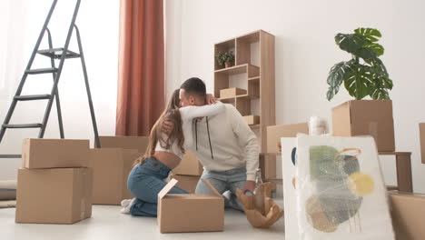 Happy-Couple-Moving-House-Packing-Their-Belongings-1