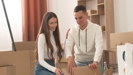 Happy-Couple-Moving-House-Packing-Their-Belongings-And-Kissing-1