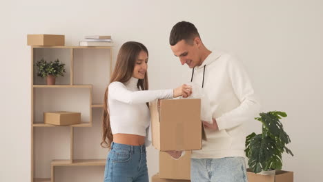 Happy-Couple-Unboxing-In-The-New-House-2