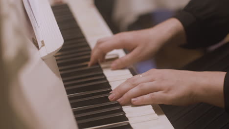 Nahaufnahme-Einer-Weiblichen-Hand,-Die-Klavier-Spielt-3
