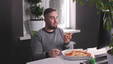 Hungriger-Mann,-Der-Eine-Pause-Macht-Und-Leckere-Pizza-Im-Büro-Isst