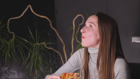 Hungrige-Frau,-Die-Eine-Pause-Macht-Und-Leckere-Pizza-Isst