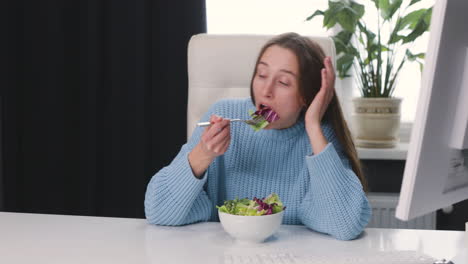 Unglückliche-Frau,-Die-Am-Schreibtisch-Sitzt-Und-Gesunden-Salat-Isst