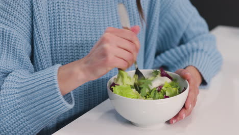 Nahaufnahme-Einer-Nicht-Erkennbaren-Frau,-Die-Am-Schreibtisch-Sitzt-Und-Gesunden-Salat-Isst