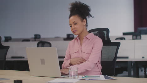 Mujer-Embarazada-Que-Usa-Una-Computadora-Portátil-Mientras-Trabaja-En-La-Oficina