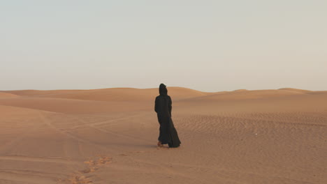Vista-Trasera-De-Una-Mujer-Musulmana-Con-Hijab-Caminando-Descalza-En-El-Desierto
