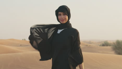 Hermosa-Mujer-Musulmana-Con-Hiyab-Mirando-A-La-Cámara-En-Un-Desierto-Ventoso