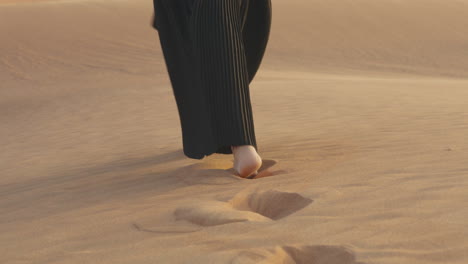 Primer-Plano-De-Una-Mujer-Musulmana-Irreconocible-Caminando-Descalza-En-El-Desierto-1