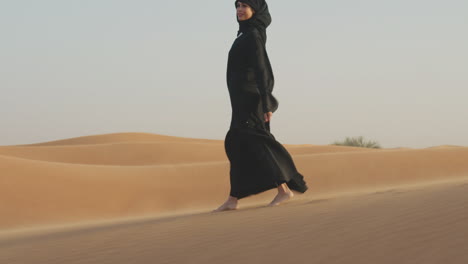 Bella-Mujer-Musulmana-Con-Hiyab-Caminando-Descalza-En-Un-Desierto-Ventoso-1