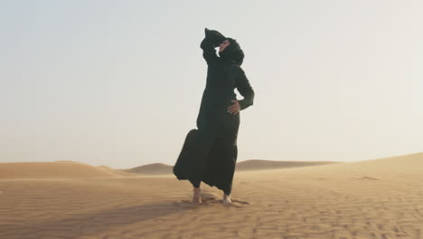 Schöne-Barfüßige-Frau-Im-Hijab,-Die-In-Einer-Windigen-Wüste-Posiert
