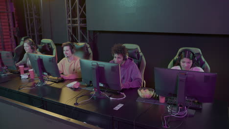 Team-Von-Vier-Cybersport-Gamern,-Die-Videospiele-In-Einem-Gaming-Club-Spielen-2