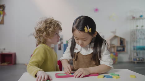 Kleines-Mädchen-Und-Kleiner-Junge-Spielen-Mit-Alphabet-Puzzle-In-Der-Montessori-Schule-1