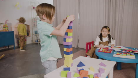 Kleiner-Junge-Spielt-Mit-Schaumstoffbausteinen-In-Einer-Montessori-Schule