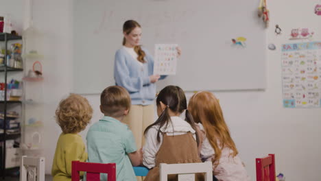 Lehrerin-Bringt-Ihren-Schülern-In-Einer-Montessori-Schule-Buchstaben-Des-Alphabets-Bei-3