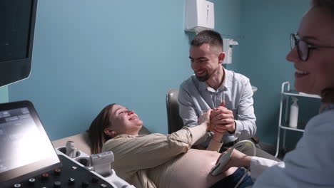 Schwangere-Frau-Bei-Einer-Ultraschalluntersuchung-Im-Gynäkologenbüro,-Während-Ihr-Liebevoller-Ehemann-Ihre-Hand-Hält-7