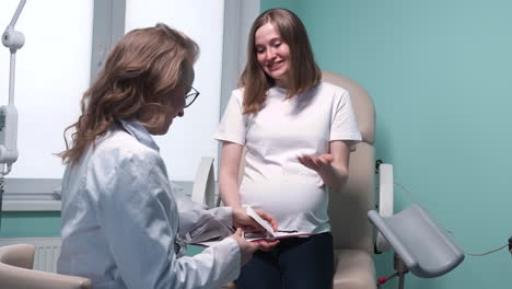 Gynäkologin-Zeigt-Ihrer-Schwangeren-Patientin-Die-Ultraschallbilder
