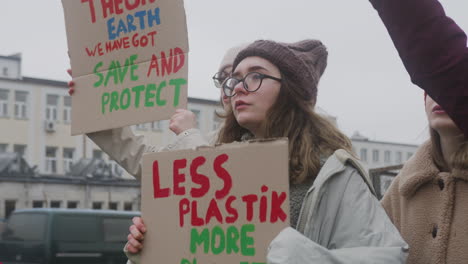 Gruppe-Junger-Aktivistinnen-Mit-Transparenten,-Die-Gegen-Den-Klimawandel-Protestieren-2