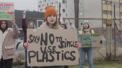 Gruppe-Junger-Aktivistinnen-Mit-Transparenten,-Die-Gegen-Den-Klimawandel-Protestieren-3