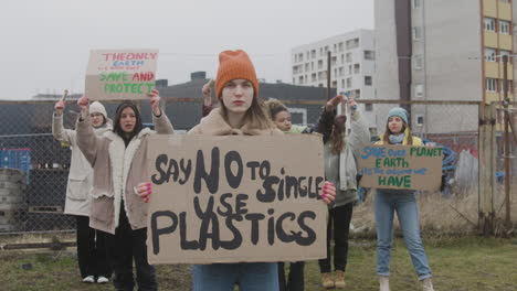 Gruppe-Junger-Aktivistinnen-Mit-Transparenten,-Die-Gegen-Den-Klimawandel-Protestieren-4