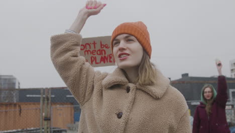 Junge-Aktivistin,-Die-Einen-Protest-Gegen-Den-Klimawandel-Anführt