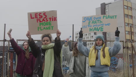Activista-Sosteniendo-Carteles-De-Cartón-Y-Protestando-Contra-El-Cambio-Climático