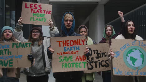 Multikulturelle-Gruppe-Junger-Aktivisten-Mit-Pappplakaten,-Die-Gegen-Den-Klimawandel-Protestieren-Und-In-Kamera-1-Schauen