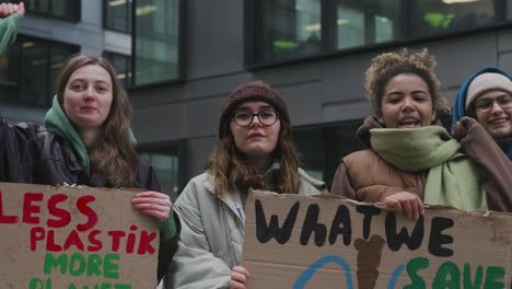 Gruppe-Junger-Aktivistinnen-Mit-Transparenten,-Die-Gegen-Den-Klimawandel-Protestieren-5