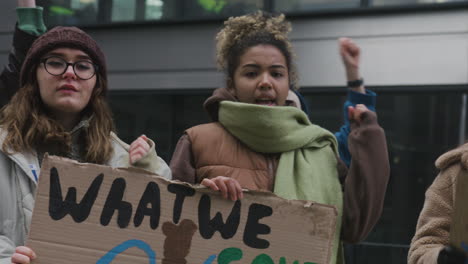 Multikulturelle-Gruppe-Junger-Aktivistinnen-Mit-Bannern,-Die-Gegen-Den-Klimawandel-Protestieren