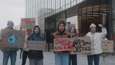 Gruppe-Junger-Aktivisten-Mit-Transparenten,-Die-Gegen-Den-Klimawandel-In-Der-Stadt-Protestieren