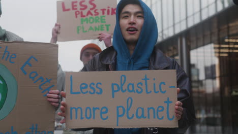Gruppe-Junger-Aktivisten-Mit-Transparenten,-Die-Gegen-Den-Klimawandel-Protestieren,-Um-Die-Erde-Zu-Retten-1