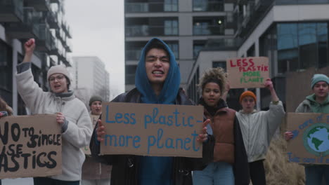 Gruppe-Junger-Aktivisten-Mit-Transparenten,-Die-Gegen-Den-Klimawandel-In-Der-Stadt-Protestieren-1