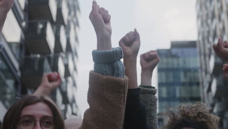 Nahaufnahme-Von-Aktivisten,-Die-Während-Eines-Protestes-Gegen-Den-Klimawandel-Auf-Der-Straße-Die-Fäuste-Erheben