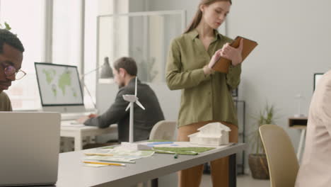 Mujer-Y-Hombre-Usando-Laptops-Sentados-En-El-Escritorio-En-La-Oficina