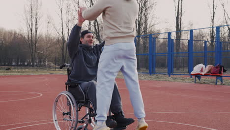 Junger-Behinderter-Mann,-Der-Mit-Seinem-Freund-Basketball-Spielt-1
