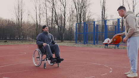 Junger-Behinderter-Mann,-Der-Mit-Seinem-Freund-Basketball-Spielt-2
