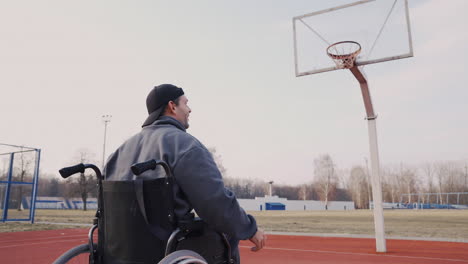 Rückansicht-Des-Jungen-Behinderten-Mannes,-Der-Mit-Seinem-Freund-Basketball-Spielt