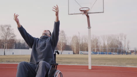 Junger-Behinderter-Mann,-Der-Mit-Seinem-Freund-Basketball-Spielt-3