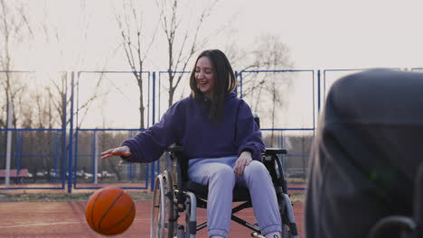 Junge-Behinderte-Frau,-Die-Den-Basketball-Hüpft-Und-Sie-Ihrer-Freundin-Zuwirft