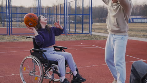 Junge-Behinderte-Frau,-Die-Den-Ball-Hüpft-Und-Ihn-Ihrer-Freundin-Und-Dem-Basketballkorb-Zuwirft