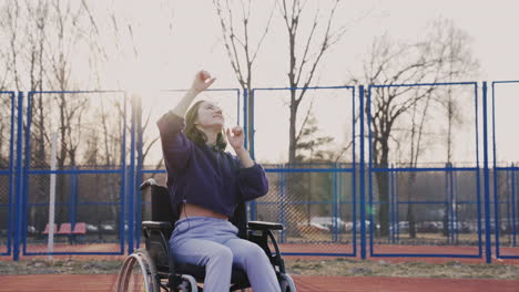 Junge-Behinderte-Frau,-Die-Mit-Ihrem-Männlichen-Freund-Basketball-Spielt-Und-Den-Ball-In-Den-Basketballkorb-Wirft
