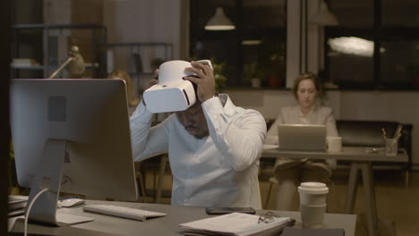 Nahaufnahme-Eines-Amerikanischen-Mannes,-Der-Am-Schreibtisch-Im-Büro-Sitzt-Und-Eine-Virtual-Reality-Brille-Trägt