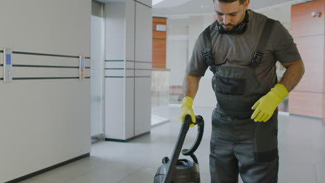 Arabischer-Reinigungsmann,-Der-Mit-Einer-Druckwassermaschine-In-Einem-Bürogebäude-Putzt