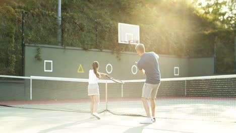 Mann-Bringt-Seiner-Kleinen-Tochter-An-Einem-Sommertag-Das-Tennisspielen-Bei-2