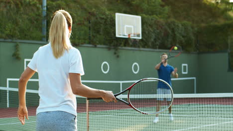 Glückliche-Familie,-Die-Im-Sommer-Auf-Einem-Außenplatz-Tennis-Spielt