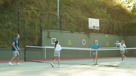 Glückliche-Familie-Beim-Tennisspielen-Auf-Einem-Freiplatz-Im-Sommer-1