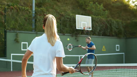 Glückliche-Familie,-Die-Im-Sommer-Auf-Einem-Außenplatz-Tennis-Spielt-4