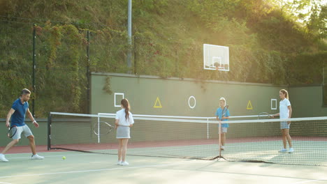 Glückliche-Familie-Beim-Tennisspielen-Auf-Einem-Freiplatz-Im-Sommer-5
