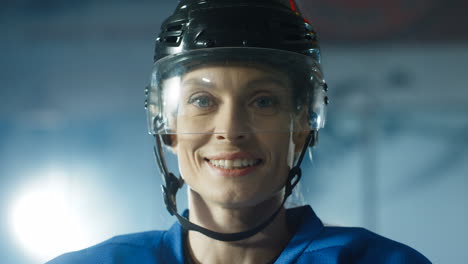Nahaufnahme-Einer-Glücklichen-Hockeyspielerin,-Die-Fröhlich-In-Die-Kamera-Schaut-Und-Kalte-Luft-Auf-Der-Eisarena-Einatmet