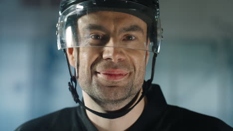 Nahaufnahme-Eines-Glücklichen-Männlichen-Hockeyspielers,-Der-Fröhlich-In-Die-Kamera-Auf-Der-Eisarena-Schaut