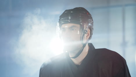 Nahaufnahme-Eines-Konzentrierten-Männlichen-Hockeyspielers,-Der-In-Die-Kamera-Schaut-Und-Kalte-Luft-Auf-Der-Eisarena-Einatmet-1